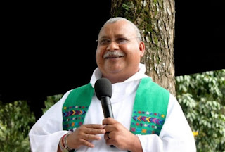 A person in a white robe holding a microphone

AI-generated content may be incorrect.