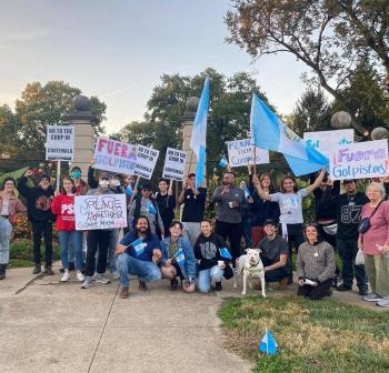 People with banners of solidarity with Guatemala in a park